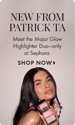 NOUVEAUTÉ PATRICK TA | Découvrez le duo d’illuminateurs Major Glow. Exclusivité Sephora. MAGASINER &gt; | Image d’un modèle tenant le nouveau duo d’illuminateurs Patrick Ta