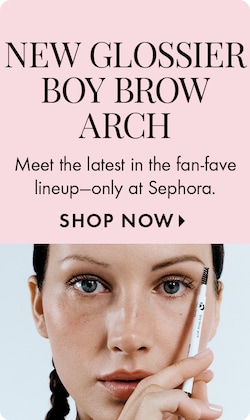 NOUVEAU CRAYON À SOURCILS BOY BROW ARCH DE GLOSSIER | Découvrez le nouvel arrivage de la gamme vedette. Une exclusivité Sephora. MAGASINER &gt;| image de la modèle Bella Hadid utilisant le crayon à sourcils Boy Brow Arch.