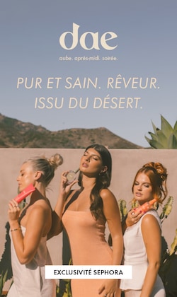 DAE. aube. après-midi. soirée. Pur et sain, rêveur, dérivé du désert. Exclusivité Sephora. Image du mannequin tenant le produit.