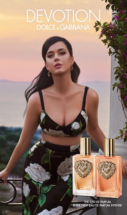 Devotion. Dolce &amp; Gabbana. Image du modèle avec la bouteille de parfum.