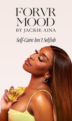 Forvr&nbsp;Mood&nbsp;by&nbsp;Jackie&nbsp;Aina. Se soucier de son bien-être n’a rien d’égoïste. Image de la fondatrice avec la bouteille de parfum.