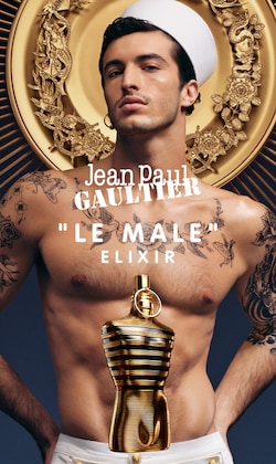 Jean Paul Gaultier. Élixir Le Male. Image d’un modèle avec la bouteille de parfum.