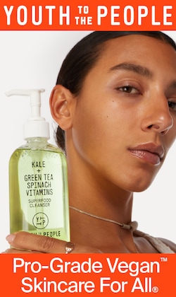 Youth to the People. Soins pour la peau véganes de qualité professionnelle pour tous. Image d’un mannequin avec la bouteille du produit.