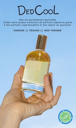 Dedcool. Une vie parfaitement parfumée. Créez votre propre collection de parfums signature grâce à des parfums superposables et des objets du quotidien. Non genré, végane, non toxique. Mains tenant une bouteille de parfum.  