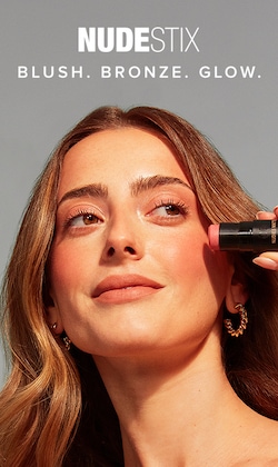 Nudestik. Brush. Bronze. Glow. Image of model with product.