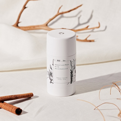 One of the key features of this deodorant is its exquisite scent. Inspired by the enchanting forest of Balincourt, it combines woody notes with subtle hints of warm spices, creating a captivating fragrance. This unique aroma sets it apart from regular deodorants, giving you a touch of luxury every time you apply it.