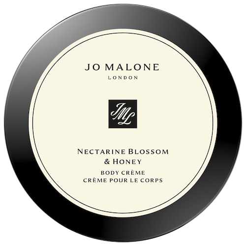 Nectarine Blossom & Honey Body Crème is a luxurious skincare product that offers numerous benefits for the skin. This body crème is formulated with natural ingredients, resulting in a gentle and nourishing formula that effectively moisturizes and hydrates the skin.