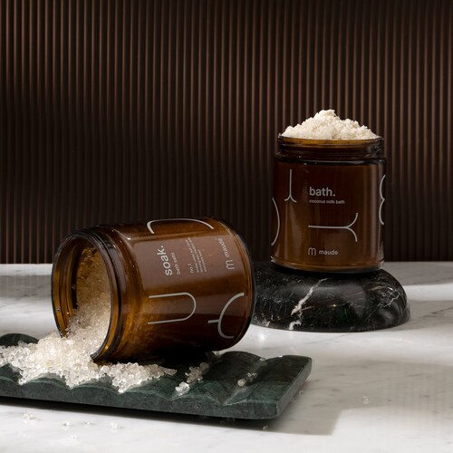 The coconut milk bath component of this set adds a nourishing and moisturizing element to the soaking experience. Coconut milk is rich in vitamins, minerals, and fatty acids that can nourish and hydrate the skin, leaving it feeling soft and supple. It also possesses natural antimicrobial properties, which can help to cleanse and purify the skin.