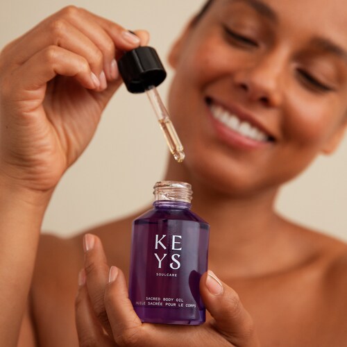 To use the Sacred Body Oil with Marula Oil, simply apply a small amount to clean, dry skin and massage gently until fully absorbed. This body oil is suitable for all skin types and can be used daily or as desired. It is particularly beneficial for dry or mature skin, but can also be used by those with normal or combination skin.