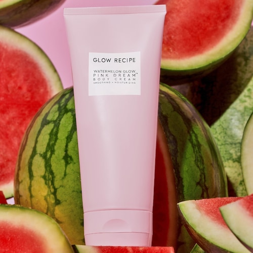 The texture of this body cream is lightweight and non-greasy, making it suitable for various skin types. It absorbs quickly into the skin, leaving behind a subtle, pleasant fragrance. Users have reported that regular use of the product improves the overall hydration of the skin, making it look noticeably smoother and more supple.