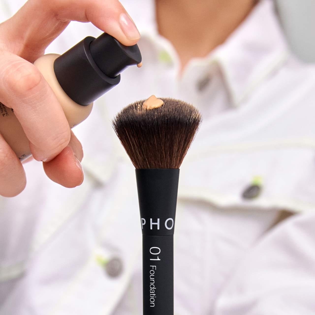 Essential Brush - 01 Foundation